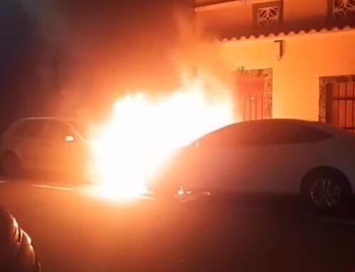 Sale ardiendo un vehículo estacionado en una calle de Don Benito