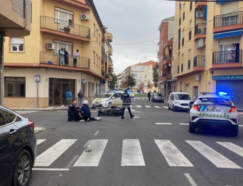 Una furgoneta de reparto se salta un ceda en Don Benito impactando contra un motorista, y se da a la fuga