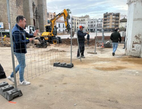 Primeros trabajos para el futuro edificio de apartamentos en la Plaza de España de Don Benito