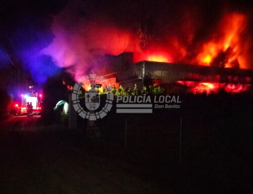 Aparatoso incendio en una nave de Las Arenas en Don Benito